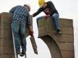 Провокації тривають: У Польщі посеред білого дня молодики сплюндрували братську могилу українських вояків (фото)