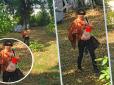 Хіти тижня. Навіть сумочкою не прикрилася: Ужгородом безсоромно розгулювала гола жінка