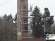 Декомунізація у дії: У Львові відновили демонтаж 30-метрової стели Монументу слави (відео)