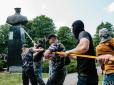 Танці навколо бюсту, або Що шукали поліцейські вдома у руйнівників пам'ятника Жукову