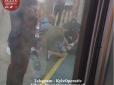 Хіти тижня. Рятувати кинулися усі: У Києві на станції метро трапилася кривава НП із пасажиром (фото)
