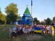 За Москву? Прихильники російської церкви зняли український прапор біля храму