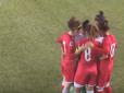 Дівчата такі дівчата..: Футболістки прикрили суперницю, щоб ніхто з глядачів не міг побачити її волосся (відео)