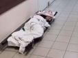 Скрепна медицина: У російській лікарні пацієнтку кинули на підлозі в коридорі
