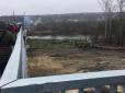 З архіву ПУ. Українці в люті: На відремонтованому Зеленським мосту в Станиці Луганській вивисіли прапори 