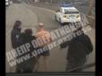 Бігав посеред проїжджої частини: У Дніпрі на мосту зловили голого чоловіка (відео)