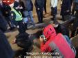 У Києві біля метро затримали на гарячому спритних злодіїв та передали поліції (фото)