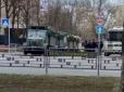 Готуються до атаки? Російську амбасаду у Києві обносять додатковим парканом (фото)