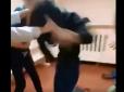 З життя високодуховних: На Росії школярка жорстоко побила однолітку в роздягальні, знявши це на відео