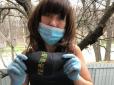 Захисні дизайнерські маски з вишивкою дарує жінкам-поліцейським полтавська майстриня (фото)