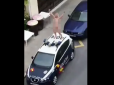 Хіти тижня. Іспанка роздяглася і вибралась на поліцейське авто на знак протесту проти карантину (відео)