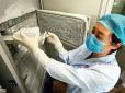 Світ шокований: У лабораторії Уханя коронавірус зберігали у зламаному холодильнику (фото)