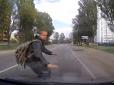 Хотів підзаробити? На Київщині неадекватний пішохід кинувся під колеса авто (відео)