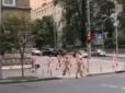 Без трусів, але в масках: У Києві влаштували голий забіг 
