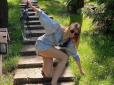 Хіти тижня. Шарм по-українськи: Леся Нікітюк у міні-сукні полетіла зі сходів (фото)