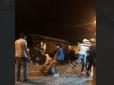 #Аніжедєвачкі: У Полтаві дві дівчини жорстоко побили ногами білявку біля караоке-бару (відео)