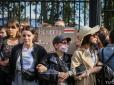 Карателям не зручно: Як у Мінську білоруски закривали собою чоловіків від ОМОНу (відео)