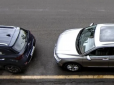 Звичайний водій показав верх майстерності паралельного паркування і став зіркою мережі (відео)