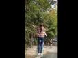 Сиділа на дереві: Під Одесою перехожих на вулиці налякала змія (відео)