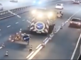 Робітники дивом врятувалися: На столичному мосту фура влетіла у бригаду дорожників (відео)
