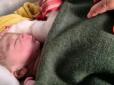 Хіти тижня. Фермер знайшов у полі: Дивовижний порятунок немовляти, похованого живцем (відео)