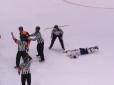 Брутальний хокей: ​Словацький гравець відправив суперника у глухий нокаут, бідолаху госпіталізували (відео)