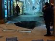 Наче портал у пекло відкрився: На ринку в Харкові через аварію на тепломережі провалився асфальт (фото, відео)