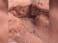 Хіти тижня. Металевий моноліт, ніби з фантастичного роману: Вчені знайшли в пустелі монумент загадкового походження (фото, відео)