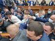 В Одеській облраді нова масова бійка: У депутатки від ОПЗЖ підозра на перелом руки (відео)