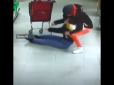 Вмирала у всіх на очах: У Харкові в супермаркеті охоронець врятував життя дівчині (відео)