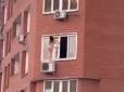 Під Москвою жінка влаштувала голі танці на ... концидіонері (відео)