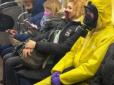 Видно лише очі: У столичному метро пасажир не дав шансів коронавірусу (кумедне відео)