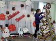 Свято наближається: ​У конотопській школі новорічну ялинку зробили з драбини завгоспа