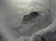 Підліток загубився в зимовому лісі і побудував собі снігову печеру - його кмітливість здивувала навіть рятувальників (фото)
