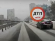 У Києві водій розігнав авто по ожеледі до 100 км на годину і влетів у відбійник: Небезпечний момент потрапив на відео