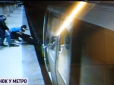 За секунду до..: Дівчину витягнули з рейок метро перед самим прибуттям поїзда (відео)