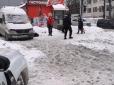 Намагаючись вибратися зі снігового полону, водій задавив продавчиню (відео)