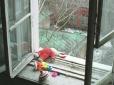 Нещасна загинула на місці: У Львові жінка викинула з вікна маленьку дитину, обставини шокують