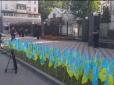 На згадку про тих, хто загинув: Під посольством РФ у Києві активісти встановили 150 українських прапорів (фото)
