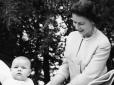 Звичайна матуся із немовлям у візочку: Якою була королева Єлизавета II в молоді роки (фото)