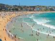 Навіть ліфчик зірвали: Австралійки влаштували бійку на пляжі і стали зірками мережі (відео)