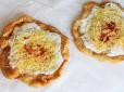 Схожі на чебуреки, але ніжні та пухкі: Простий рецепт угорського лангошу з сиром