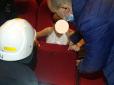 В Івано-Франківську хлопчик застряг у кріслі кінотеатру. Батьки та адміністрація тягнули - не витягнули