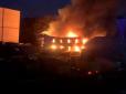 На Київщині спалахнула масштабна пожежа поруч із лісом (фото, відео)