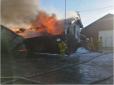 Під Києвом спалахнула пилорама: Вогонь швидко охопив 1 000 квадратних метрів з сухою деревиною (відео)