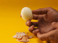 Блискавичний спосіб чищення яєць - шкаралупа знімається одним рухом за 3 секунди (відео)
