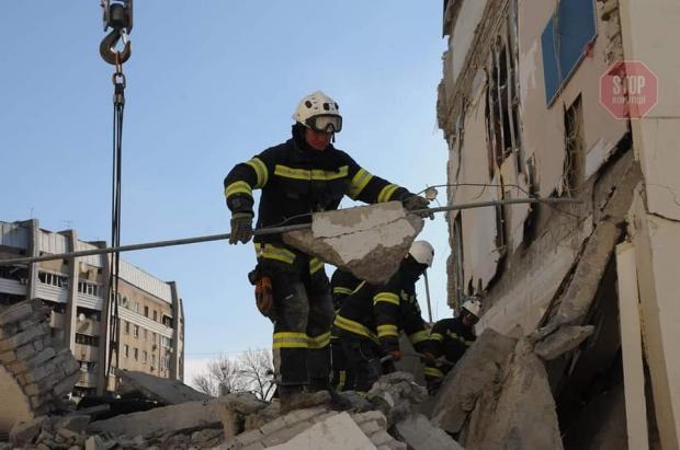 Чотири людини врятували під час розбору завалів та на пожежах у Харківській області