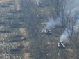 Ворог летить до пекла: Українські бійці показали розгромне знищення колони російських танків (відео)