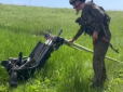 Українські захисники виявили в полі катапультне крісло збитого ворожого Су-25 (відео)