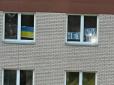 Правда очі коле: У РФ комунальники зафарбували вікна квартири з прапором України та антивоєнним плакатом (відео)